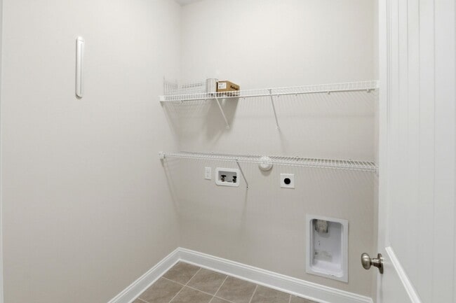 Building Photo - Spacious Living in Stateside – Comfort, Style & Convenience!