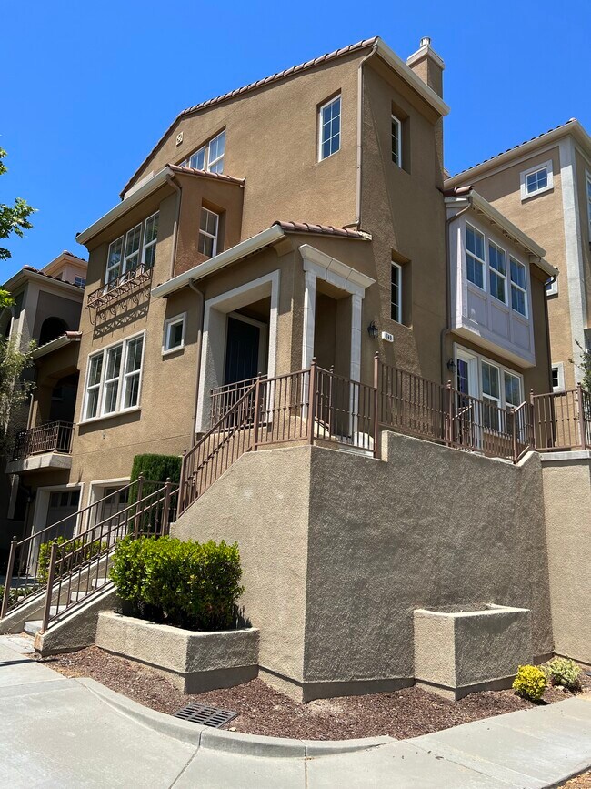 Building Photo - 749 Batista Dr