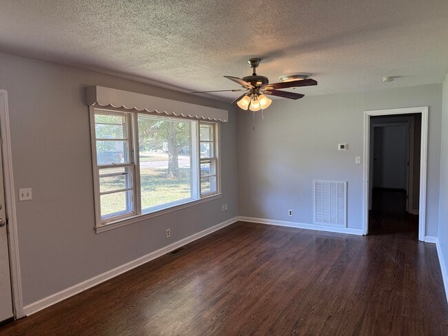 Building Photo - 2503 Apricot Ln