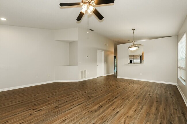 Building Photo - 1036 Lake Shore Ranch Dr