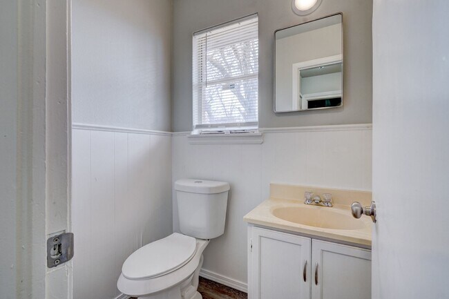 Building Photo - Beautifully Remodeled 3 or 4 bedroom with ...