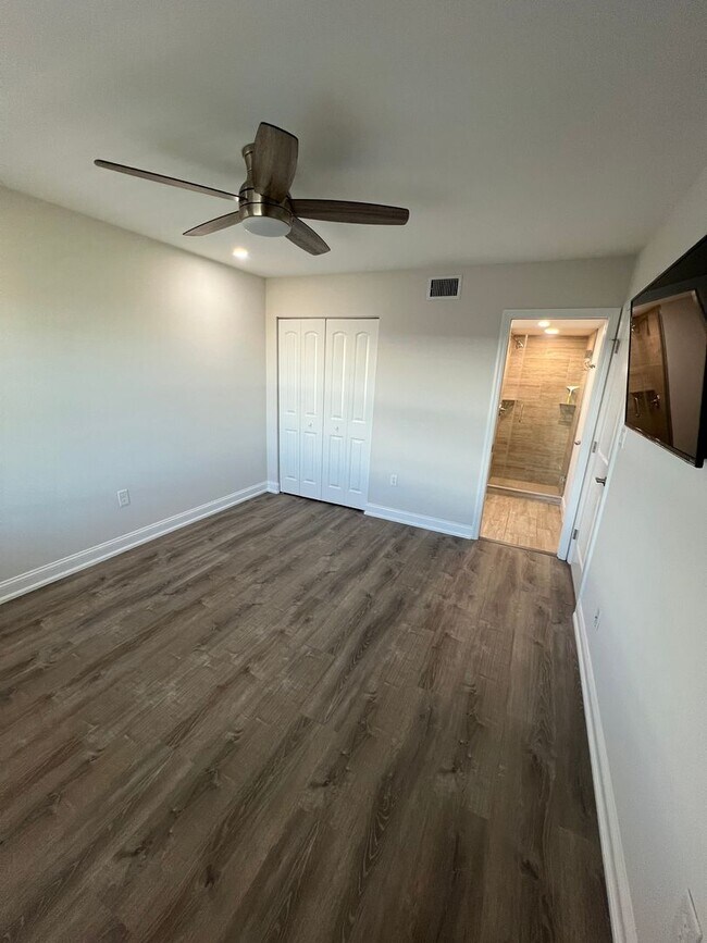 Building Photo - 14459 River Beach Dr