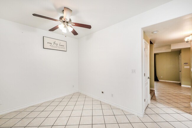 Building Photo - 1000 Ranchway Dr