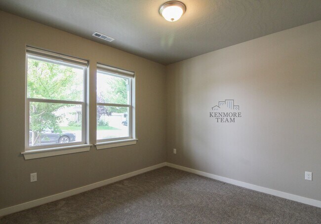 Building Photo - 2950 Woodland Pl
