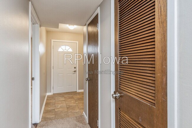 Building Photo - 2079 NW Hickory Ln