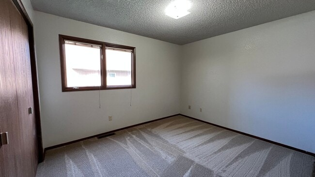 Building Photo - 1 Bedroom Condo in Independence Park w/Garage and Washer/Dryer! Call Today!