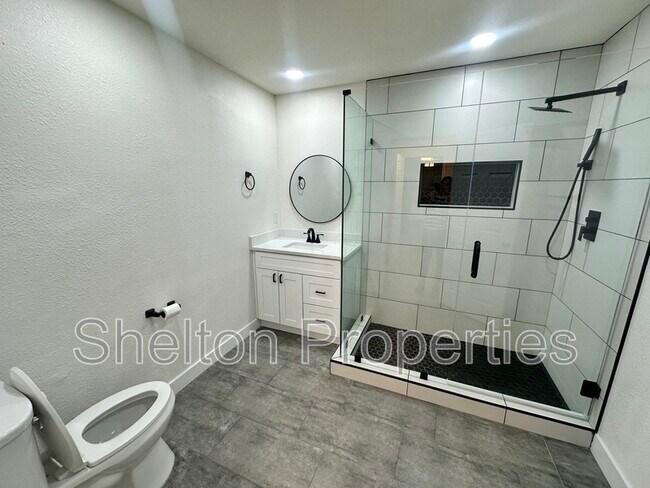 Building Photo - 10806 W Camelot Cir
