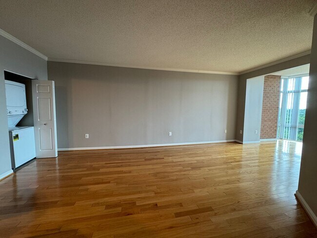 Building Photo - Bright 1 Bed 1 Bath Condo With Sunroom In ...