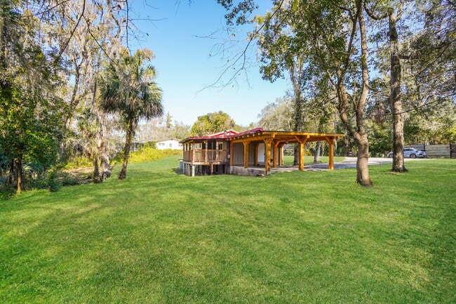 Building Photo - "Charming 3-Bed Sanctuary with Scenic Views in Floral City - 1608 Sq Ft of Comfort!"