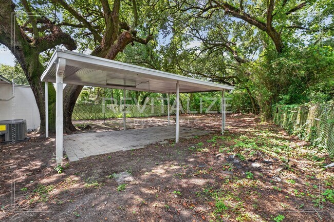 Building Photo - 2900 Lott Dr