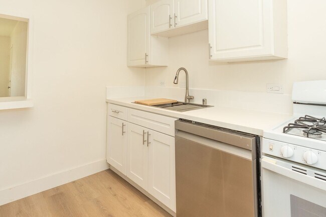 Building Photo - **REDUCED SECURITY DEPOSIT** Refreshed 2 Bed /1 Bath Pacific Beach Duplex Near the Ocean & Bay!