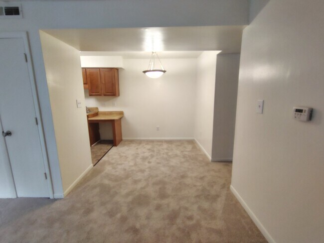 Building Photo - 600 Reusens Rd