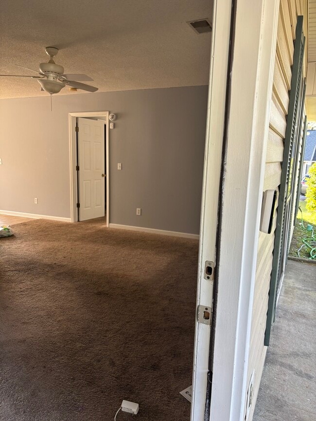 Building Photo - Quiet Neighborhood