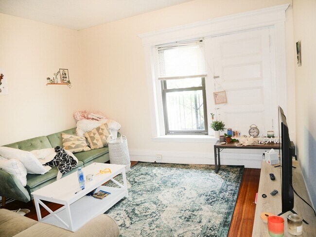 Primary Photo - 1382 Beacon St