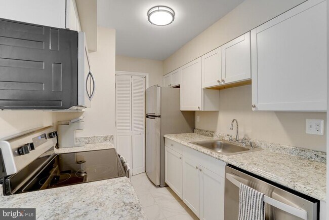 Building Photo - 5902 Surrey Hill Pl