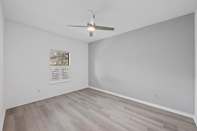 Building Photo - 4711 Spicewood Springs Rd