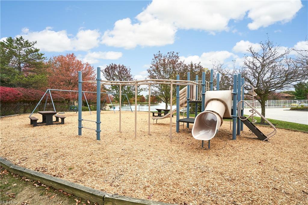 Building Photo - 8663 Scenicview Dr