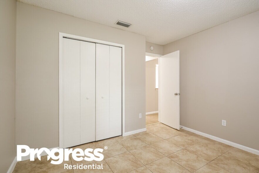 Building Photo - 1615 Twin Oak Ln