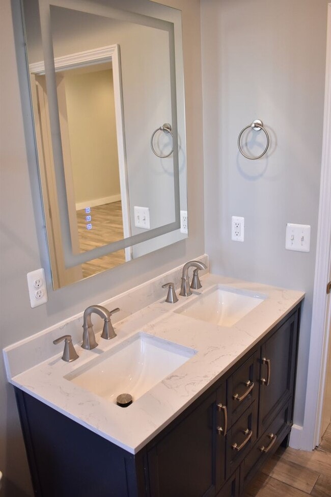 Building Photo - Newly Renovated Duplex in the Hill