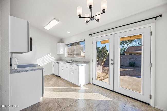 Building Photo - 2943 E Irwin Ave