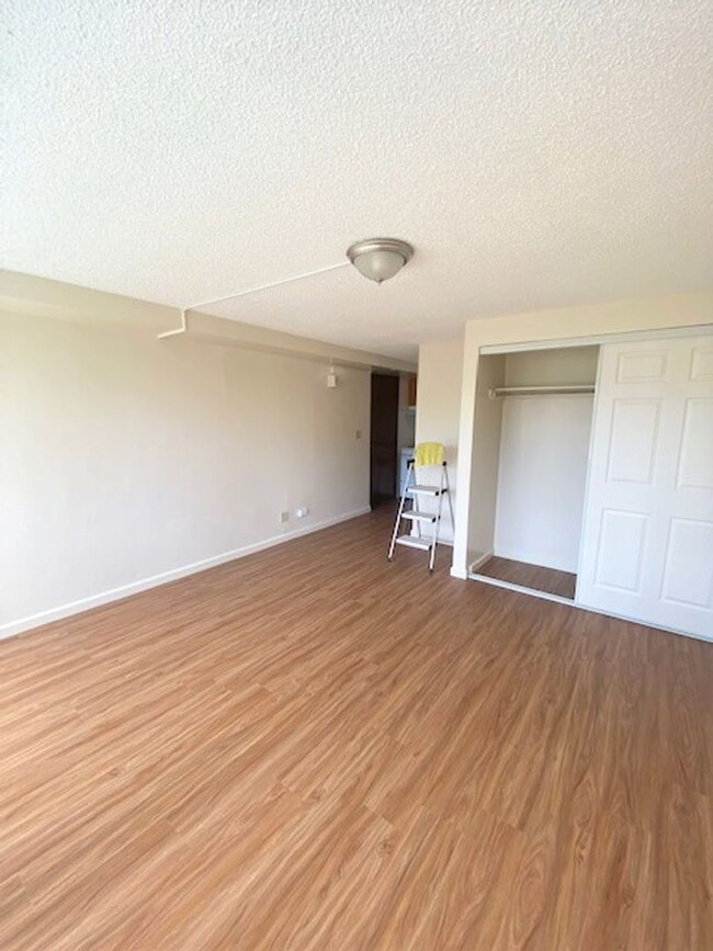 Building Photo - Renovated studio unit at the Five Regents