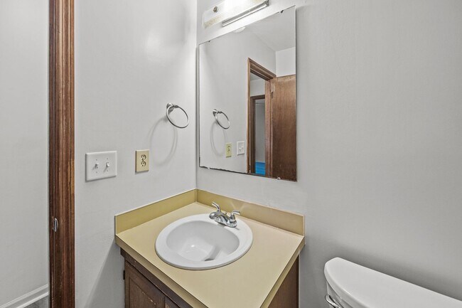 Building Photo - Charming Rental in Central Location