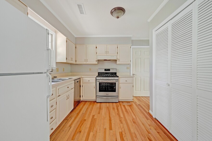 Gas range is a plus - 5017 W Durrett Dr