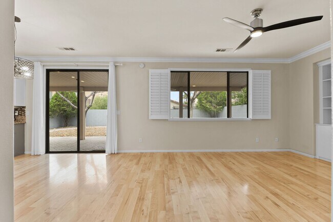 Building Photo - SE!! Pebble and Pollock!! Crystal Springs!...