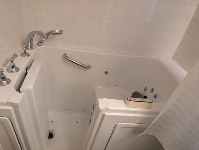 Building Photo - Rare opportunity to lease a 4-bedroom home featuring oversized bedrooms, scenic hilltop city view...