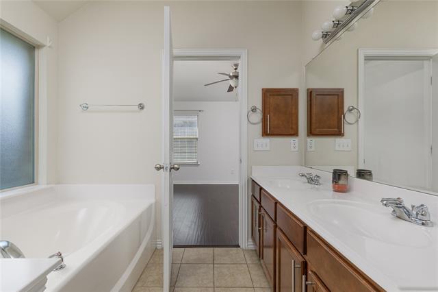 Building Photo - 2300 Castle Creek Dr