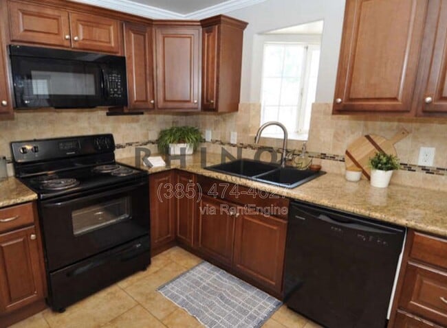 Building Photo - 174 Claybourne Ave S