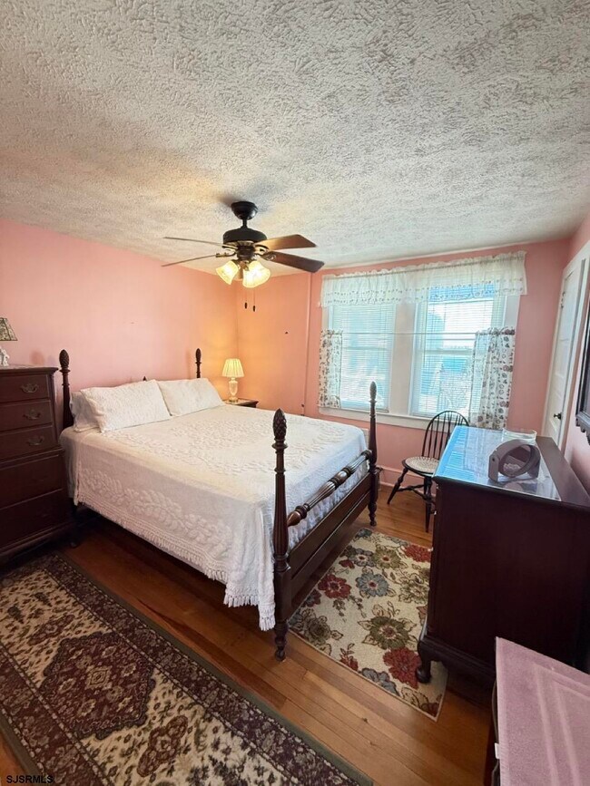 Building Photo - 135 N Avolyn Ave