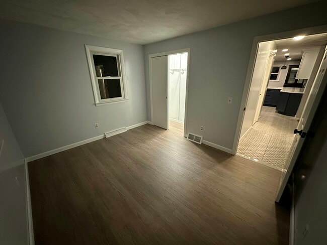 Building Photo - 84 Neptune St