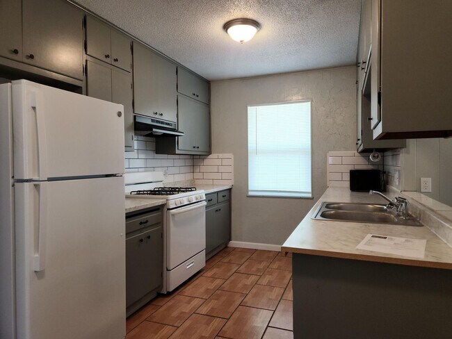 Building Photo - Amazing home on large property