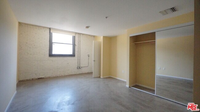 Building Photo - 922 W 23rd St