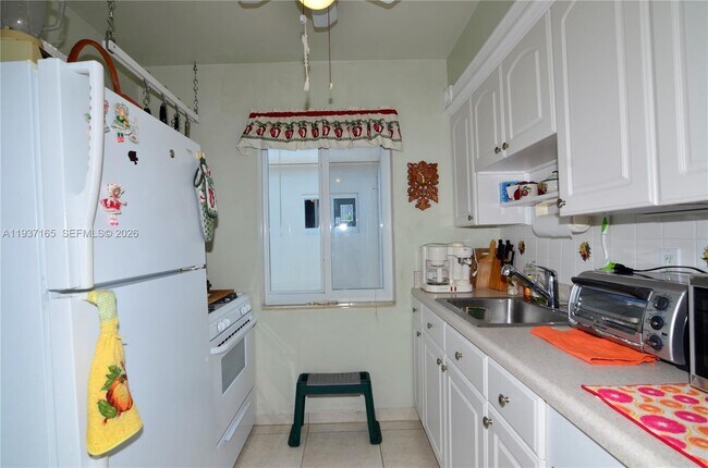 Building Photo - 7430 Byron Ave