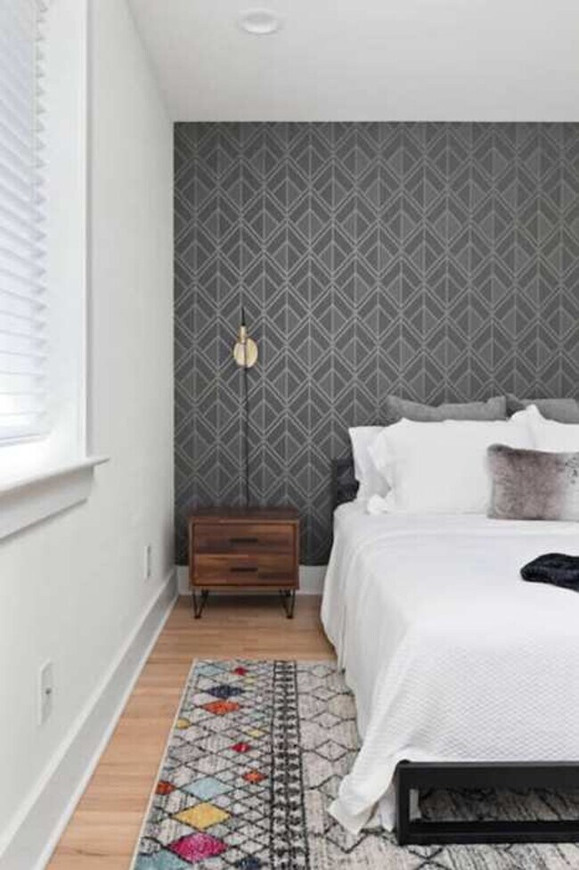 Building Photo - 1136 Crescent Ave NE