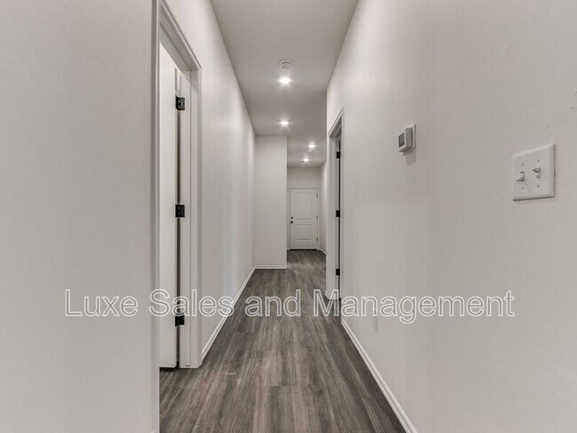 Building Photo - 10908 Oak Holw Ln