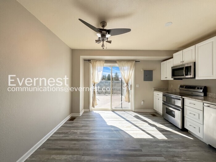 Building Photo - 2040 Oakcrest Cir