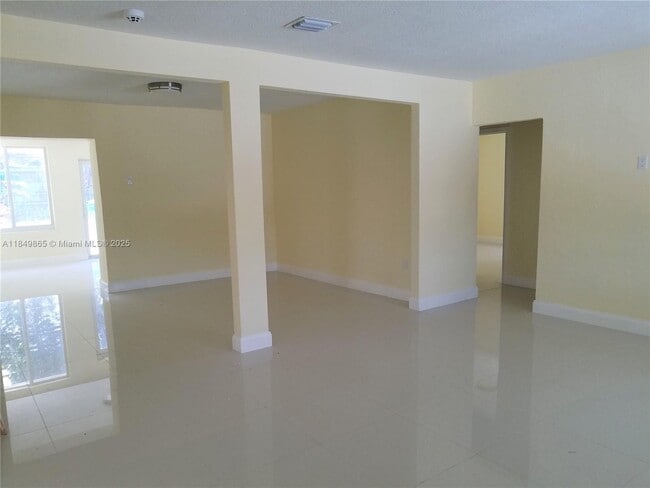 Building Photo - 801 NW 30th Pl