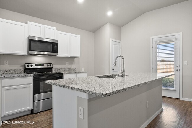 Building Photo - 2031 Kenwood Ave