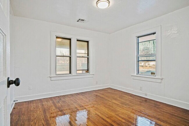 Building Photo - 1524 NE 8th St