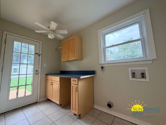 Building Photo - 48 Poulton Dr NW