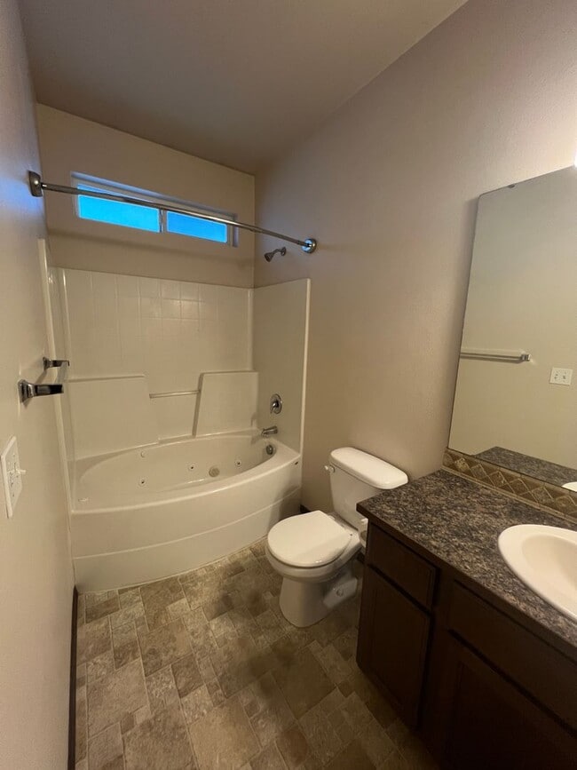 Building Photo - Move in special $400 off first months rent!