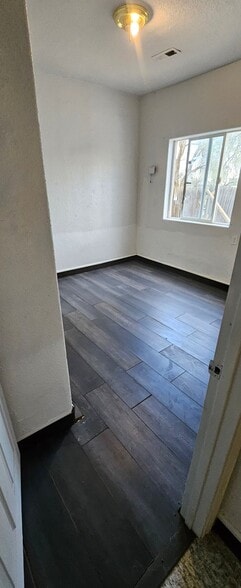 Building Photo - 433 Wall St