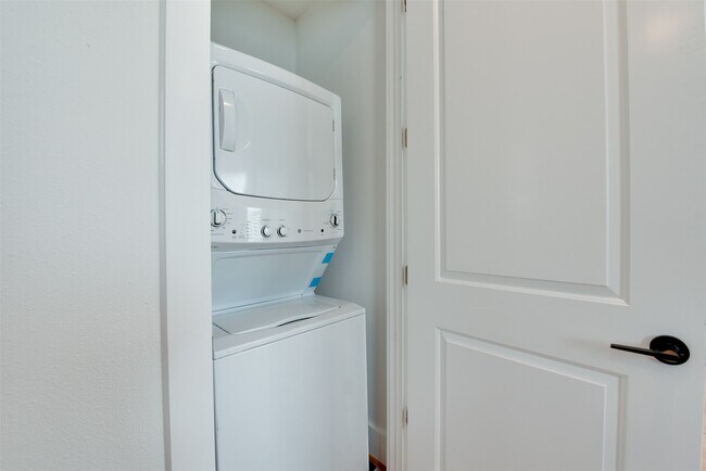 Building Photo - 425 W 21st St