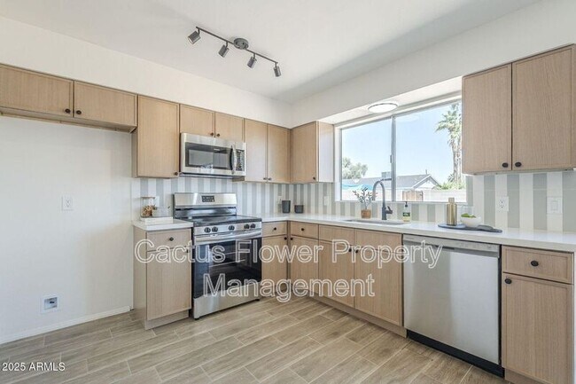 Building Photo - 1708 W Estrella Dr