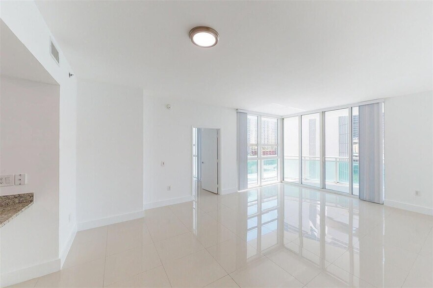 Building Photo - 951 Brickell Ave