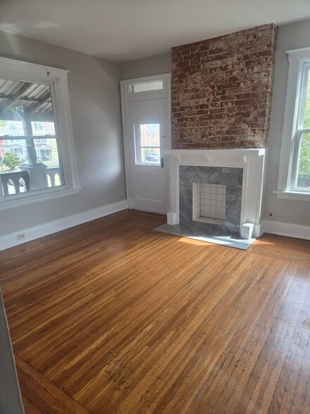 family room - 2221 Hudson Ave