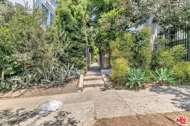 Building Photo - 246 Columbia Pl